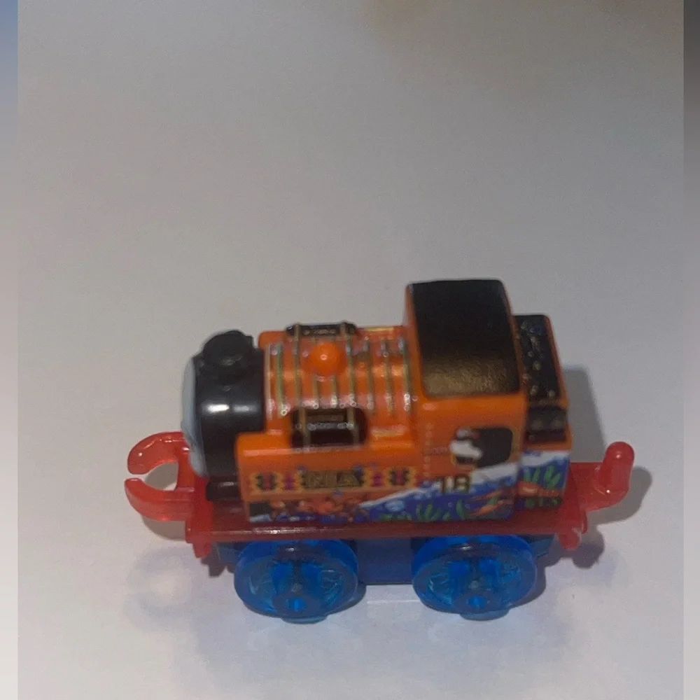 Thomas And Friends Mini Train Nia #18 Sea Life Ocean Under Water Puffin Lobster